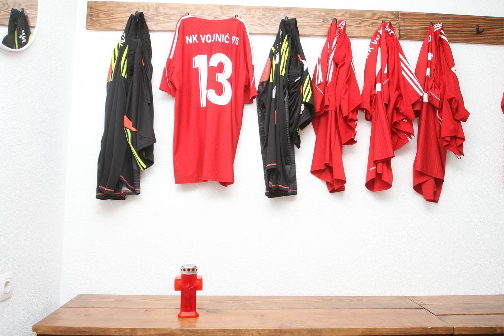 A ovo je detalj koji sve rastužuje i dalje: Mjesto na kojem je u svlačionici sjedio tragično preminuli bivši hrvatski reprezentativac Nikola Pokrivač.