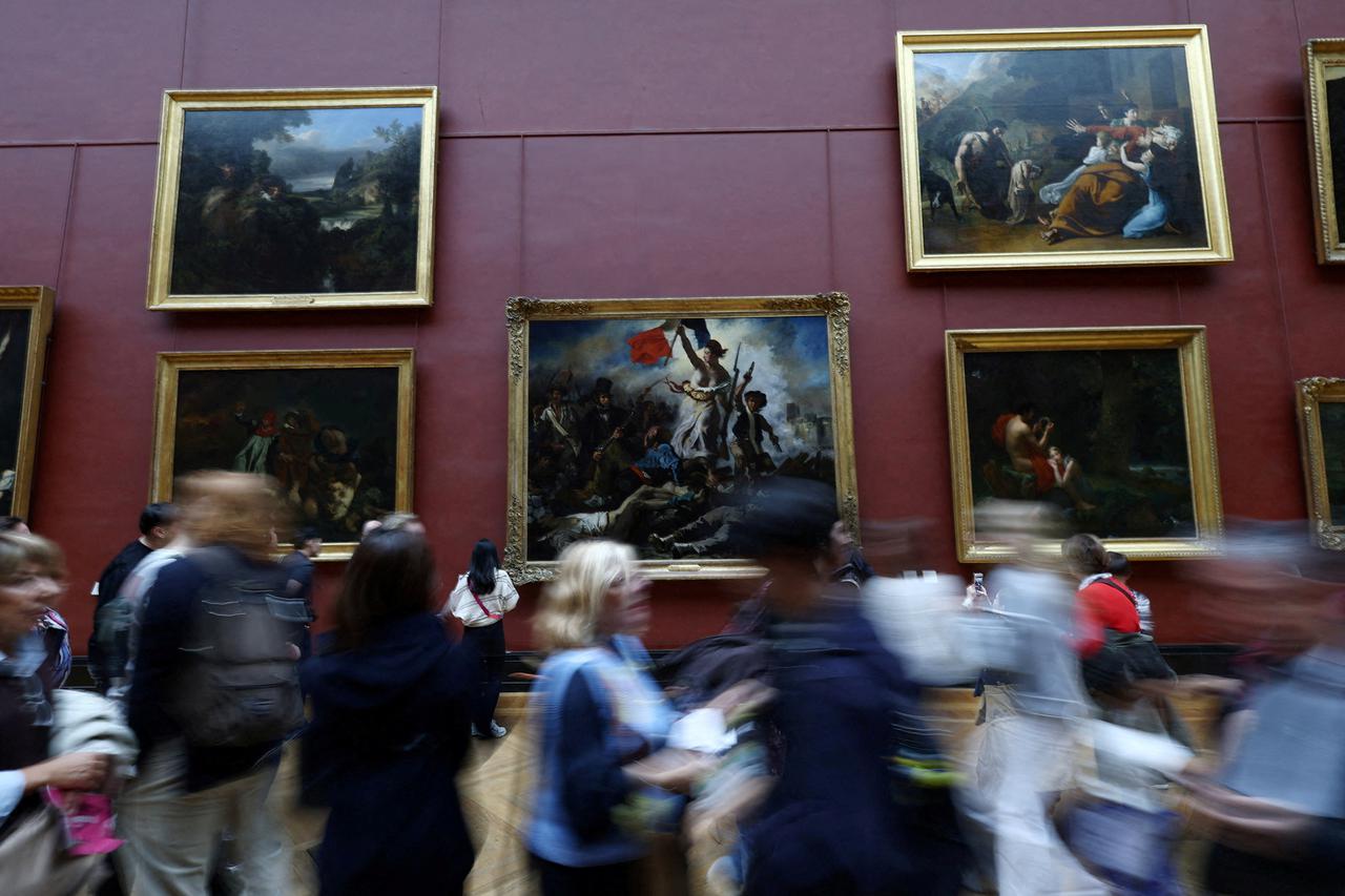 Ilustracija, posjetitelji u muzeju Louvre