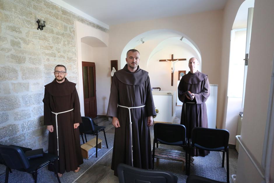 Fratri Franjevačkog samostana u Pazinu,  e-fratri