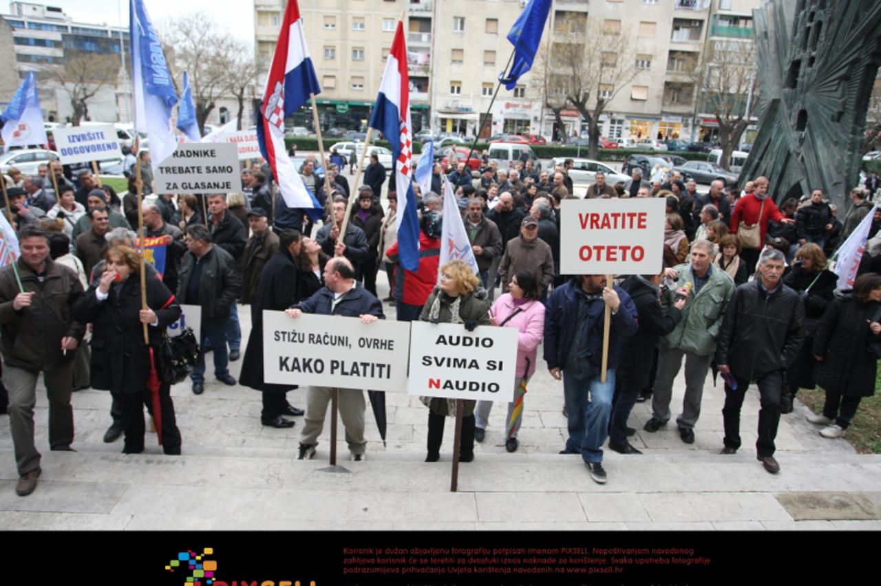 '20.01.2012.,Split - Nezadovoljni radnici 'Dalmacijavina' izasli su na gradske ulice i prosvjedom upozoravaju na pet neisplacenih placa .U 10 sati radnici su krenuli od bivse upravne zgrade u Grads