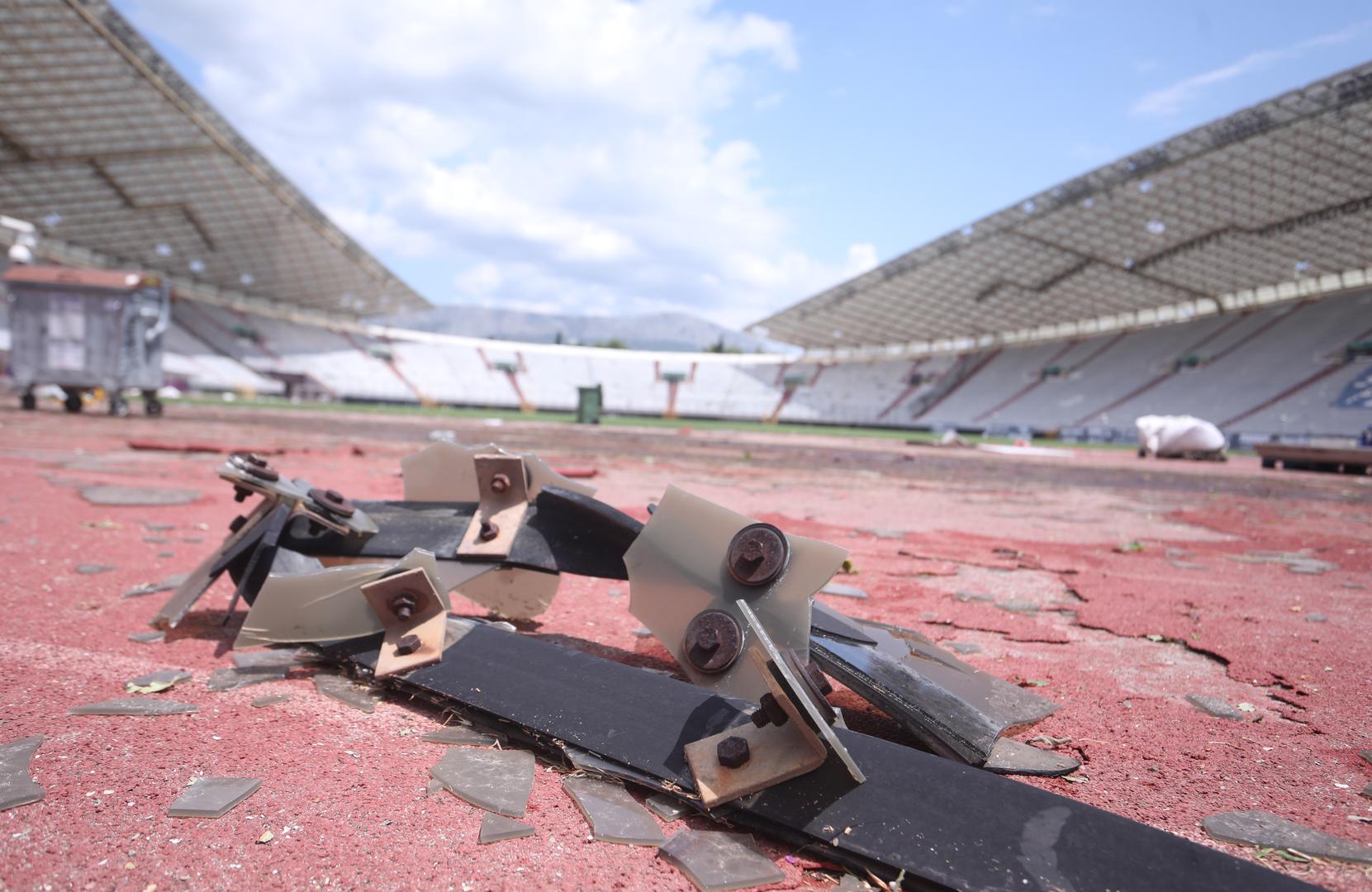 Podsjetimo, Hajduk je u podne trebao predstaviti prvo pojačanje za nadolazeću sezonu, no Fran Karačić iz razumljivih će razloga morati još malo pričekati na svoju poljudsku "inauguraciju". Umjesto toga, iz Hajduka su u podne pozvali novinarske ekipe da dođu pogledati što je sve jutrošnje nevrijeme učinilo stadionu.