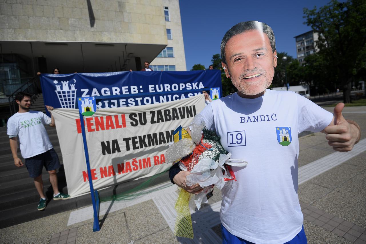 Prosvjedni performans Zelene akcija održala ispred gradskog poglavarstva