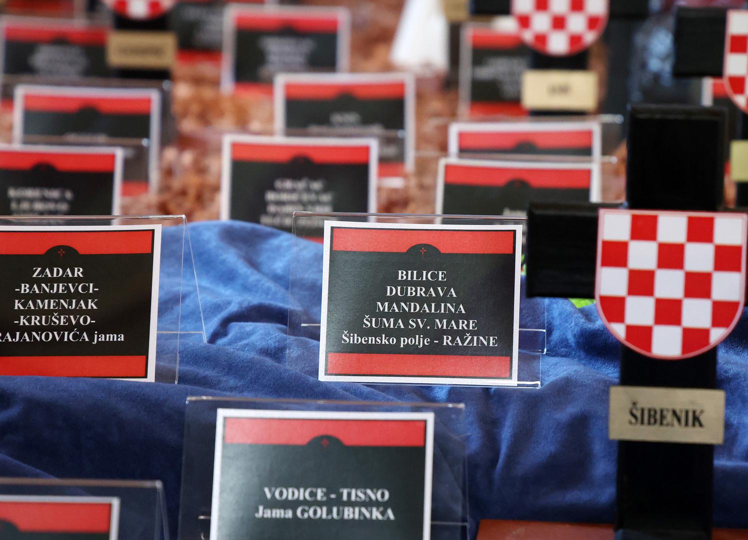 Ove godine, pak, u fokusu je tema koja godinama dijeli hrvatsko društvo, ustaše i partizani. Pokraj jaslica postavljena je, uz službenu hrvatsku zastavu, i zastava HOS-a te još nekoliko drugih.
