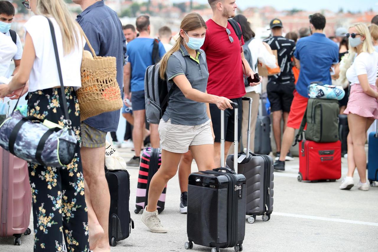 Split: Gužva u trajektnoj luci nakon povećanja broja zaraženih koronavirusom