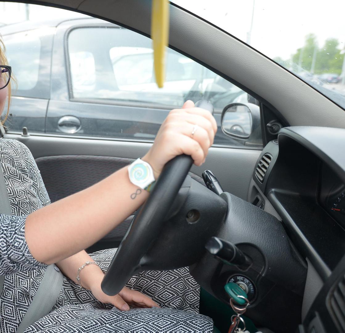 Zatim otvorite tu fotografiju u svojoj fotogaleriji i prijeđite prstom prema gore. Tada će se pojaviti izbornik koji će sadržavati i funkciju Auto Symbol. 