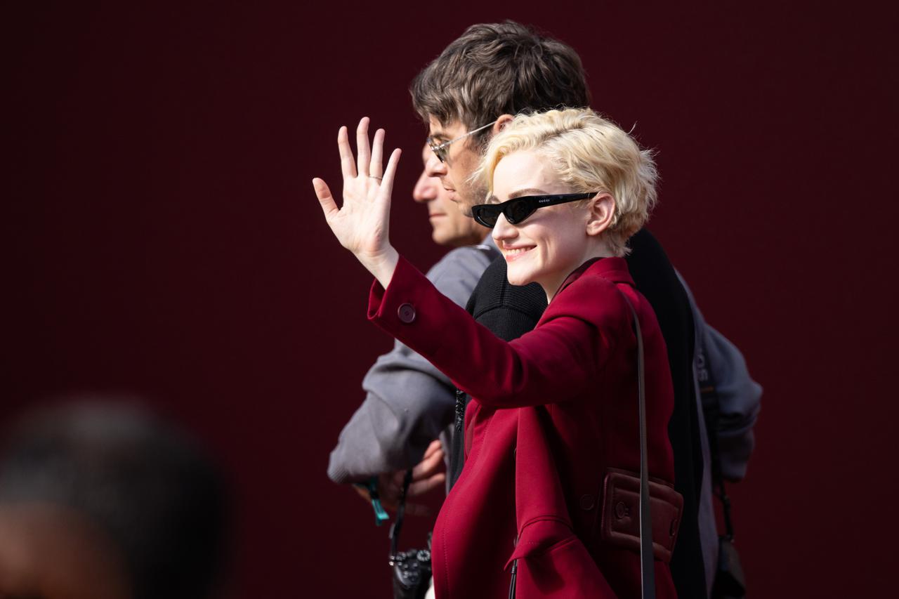 Julia Garner i Mark Foster
