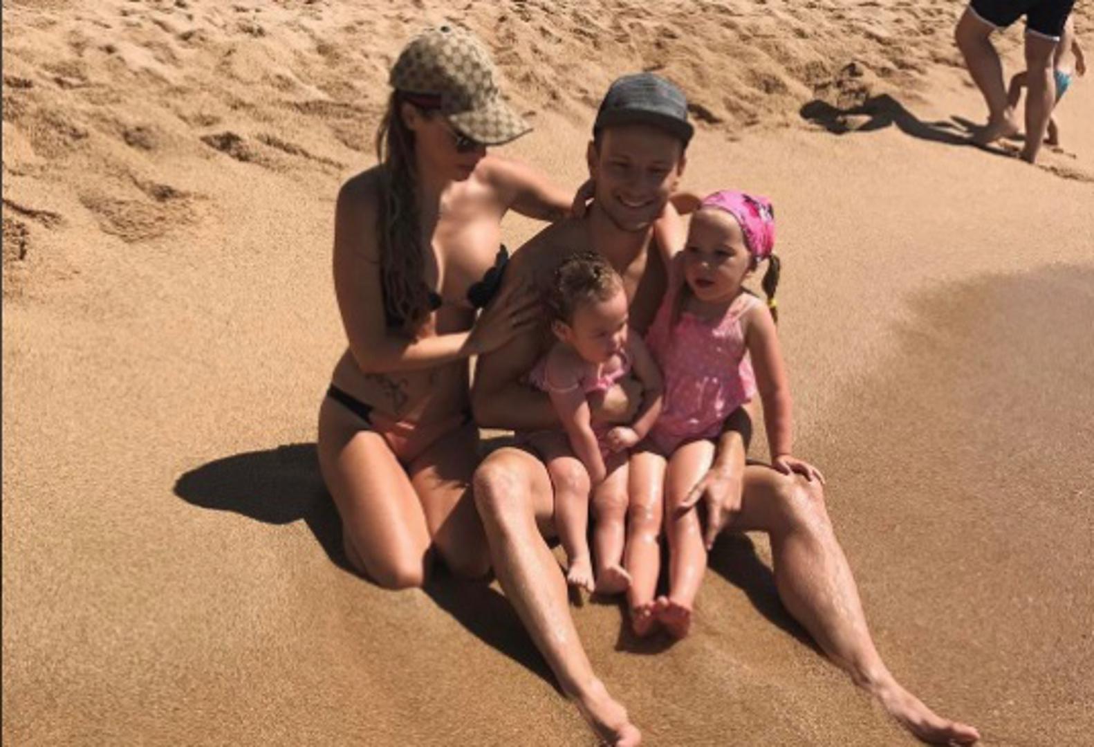 Raquel Mauri, supruga hrvatskog reprezentativca Ivana Rakitića zasigurno je jedna od najljepših žena nogometaša, a to je dokazala i novom fotografijom koju je objavila na Instagramu. Nogometaš Barcelone i ljubav njegova života uživaju na ljetovanju, a nakon putovanja u Americi prepustili su se i morskim radostima. Tako je cijela obitelj pozirala na plaži, a Raquel je zablistala u kupaćem kostimu. 