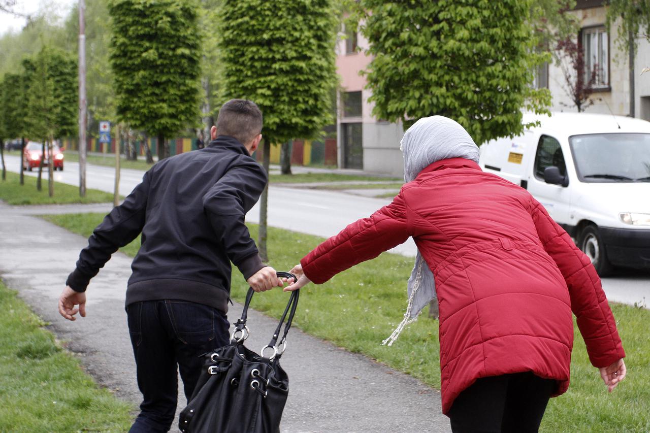 18.04.2012., Osijek - u Drinskoj ulici u Osijeku, nepoznata muska osoba vec neko vrijeme napada i pljacka starice, ilustracija.  