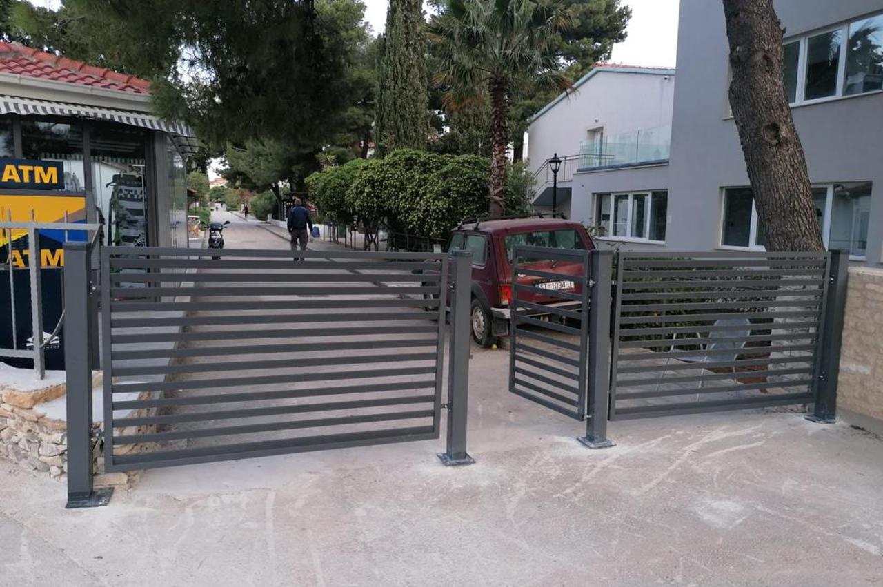Komunalni redari opet uklonili vrata prema Svpetrvs hotelima