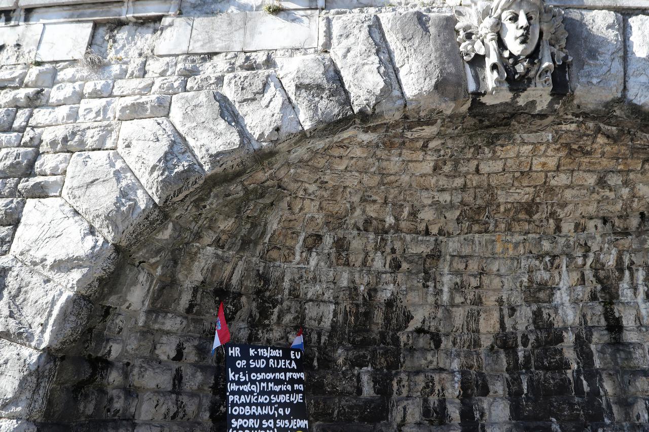 Neobi?an prosvjedni natpis pred zgradom Županijskog i Op?inskog suda u Rijeci