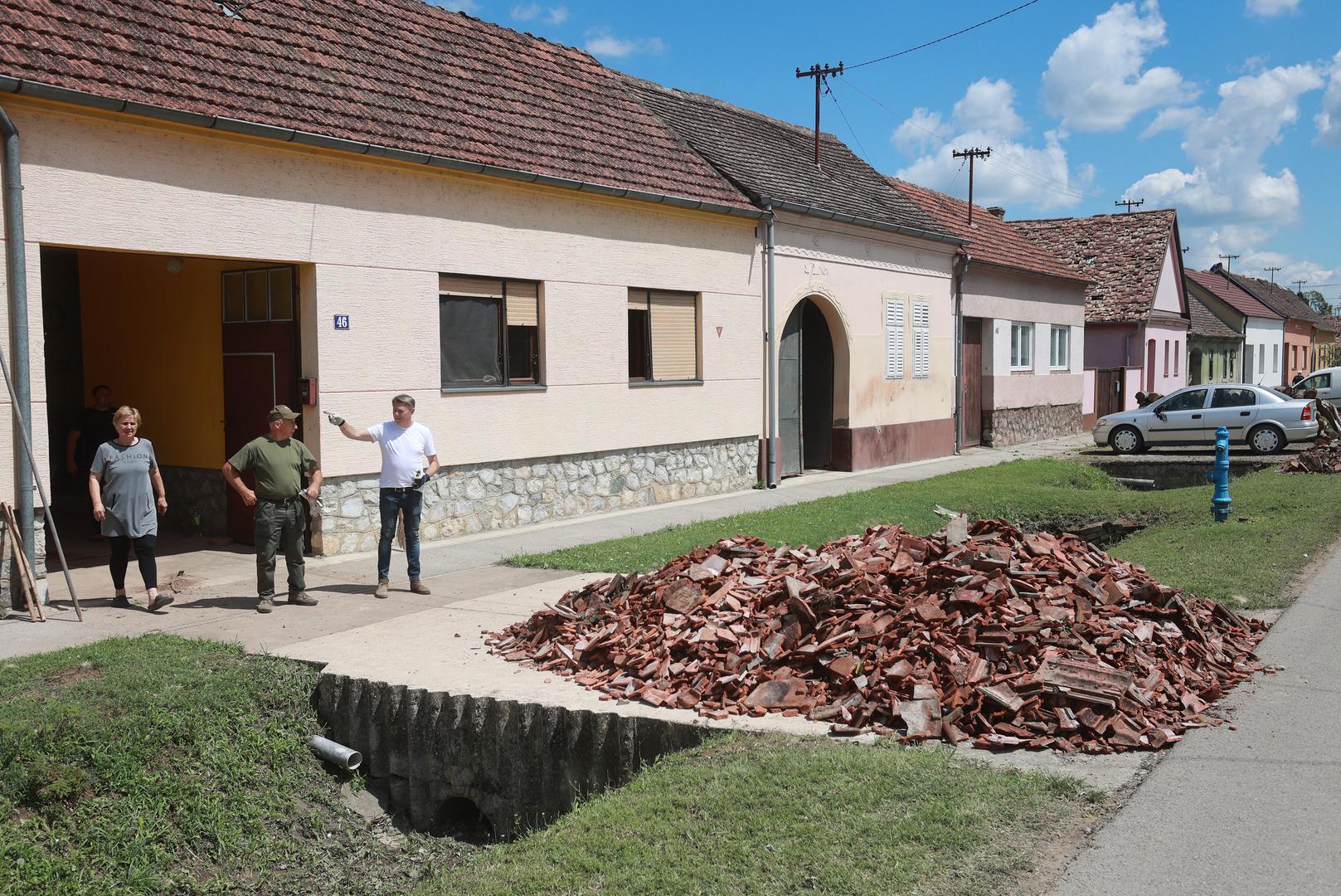 Stožer civilne zaštite je jutros najavio dolazak dva stambena kontejnera, u kojima će biti smještene dvije obitelji dok ne mogu biti u svojim domovima.