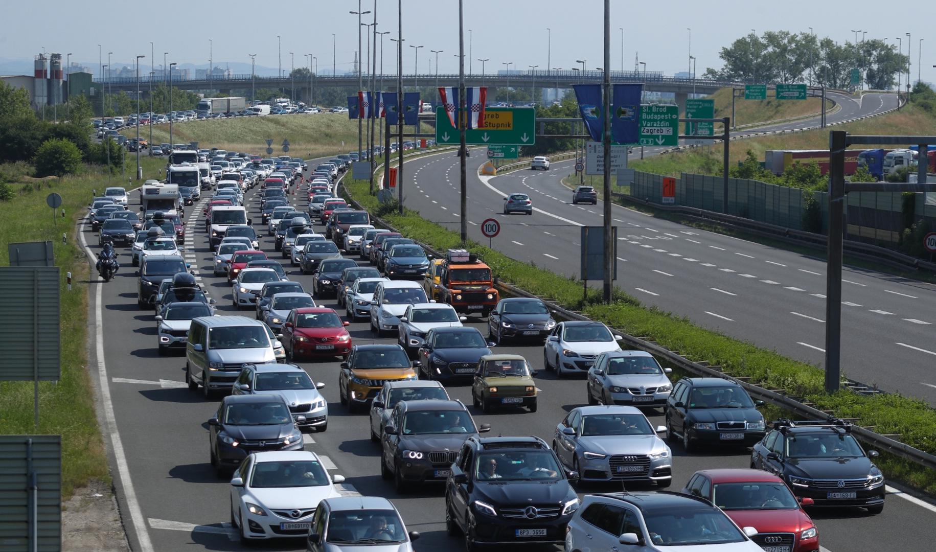 18.06.2021., Zagreb - Guzva na naplatnim kucicam Lucko u smjeru prema moru. Photo: Zeljko Lukunic/PIXSELL