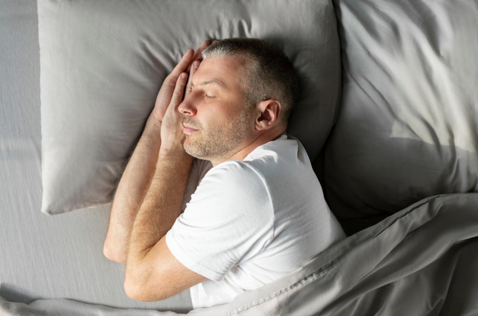 Stalan ritam spavanja: Isto vrijeme odlaska na počinak i buđenja kalibrira cirkadijski sat. U najdubljim fazama sna mozak učvršćuje nova sjećanja i filtrira suvišne informacije. Bolje je i blago odstupati, do pola sata, nego živjeti u kaosu neredovitog 'nadoknađivanja' sna vikendom. Ciljajte na 7 do 9 sati, prigušite svjetla navečer i odložite ekrane kako biste tijelu jasno signalizirali da je vrijeme za odmor.