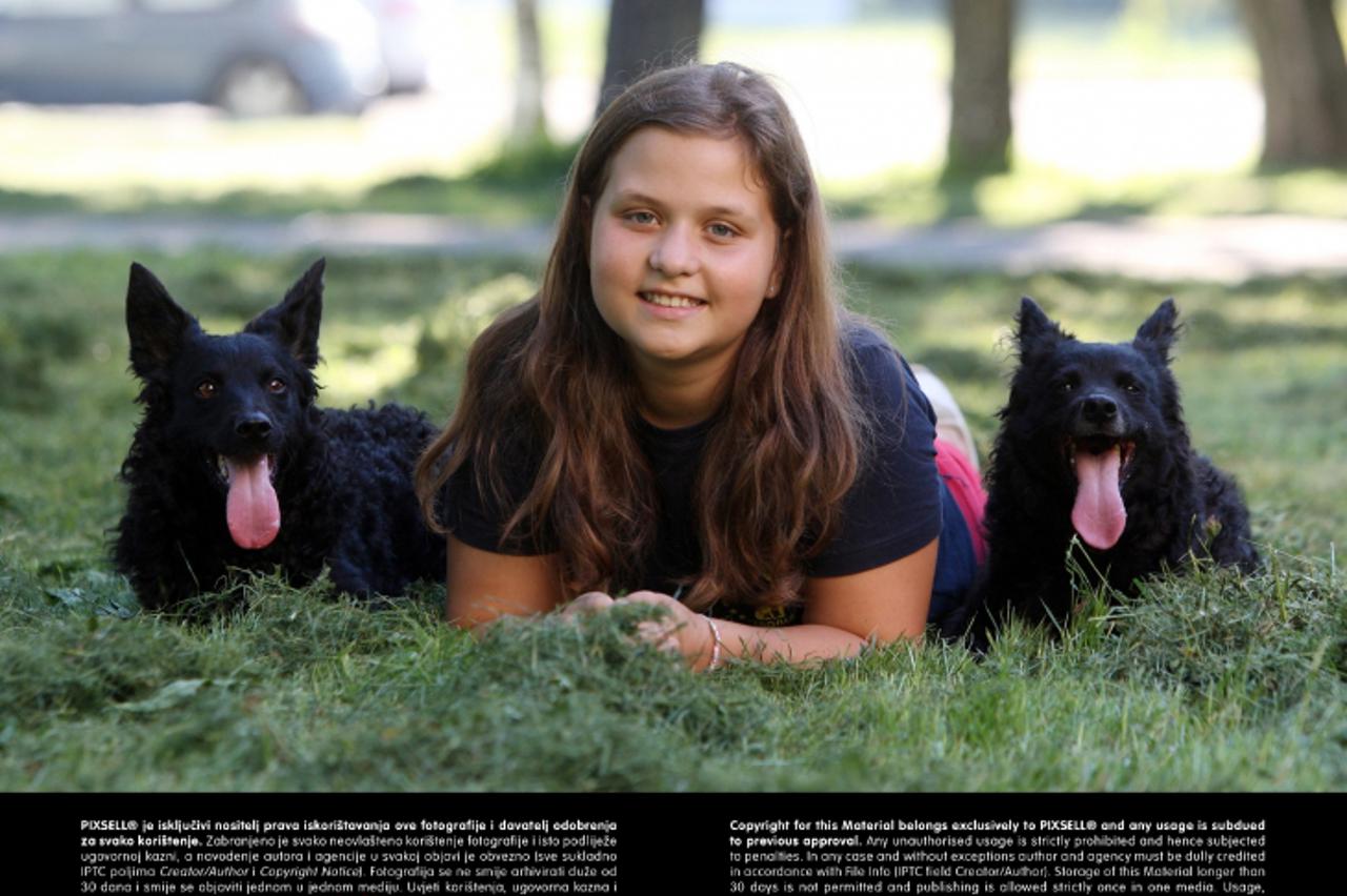 '22.07.2013., Zagreb - Europska prvakinja u agillityju, Ana Pavlovic sa svoje dvije zenke hrvatskog ovcara, Berdom i Nalom u parku u Travnom. Photo: Goran Jakus/PIXSELL'