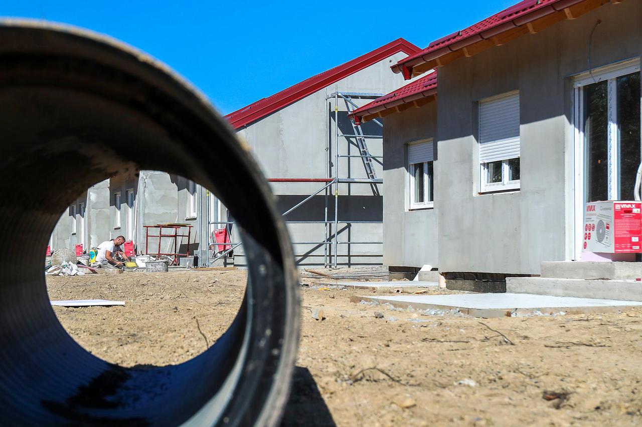 Glina: Ministar Bačić obišao gradilište drvenih kuća