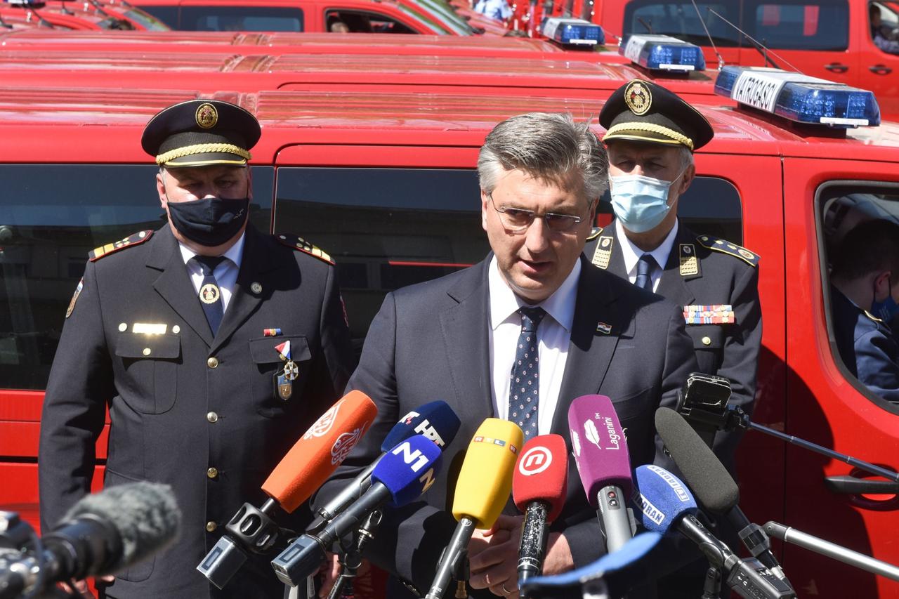 Zagreb: Svečana primopredaja 75 kombi te 15 interventnih vatrogasnih vozila
