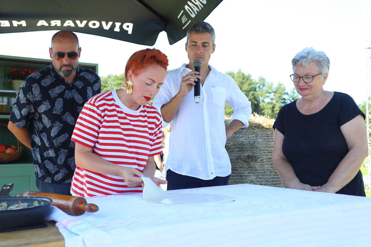 Ozalj: Otvoren tradicionalni 8.  Štrudlafest