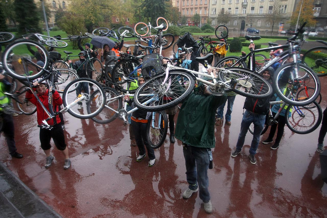 Zagreb: Sindikat biciklista okupio bicikliste ispred Mimare pod nazivom "Kriti?na masa"