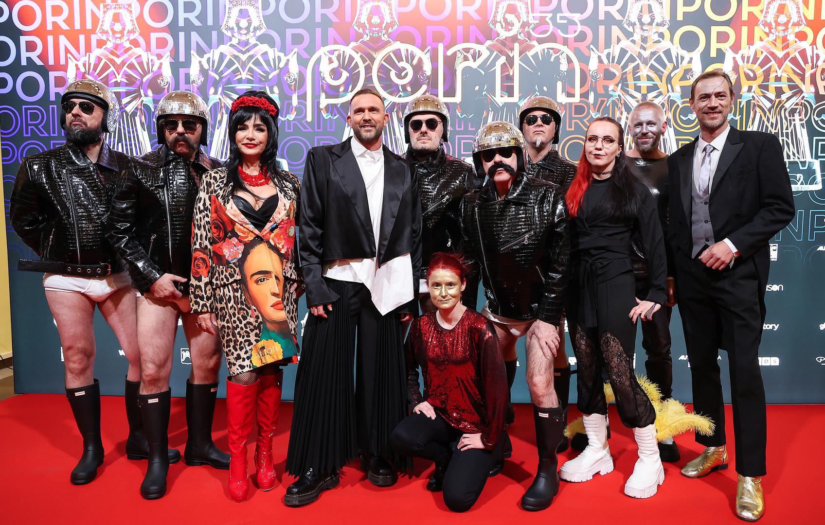 Dodjela glazbene nagrade Porin ove godine održava se u dvorani Gripe u Splitu, a prije početka prijenosa koji možete pratiti na HRT-u Crvenim tepihom prošetale su brojne zvijezde. Pažnju su zanimljivim modnim izborima privukli glazbena diva Alka Vuica i Luka Nižetić.