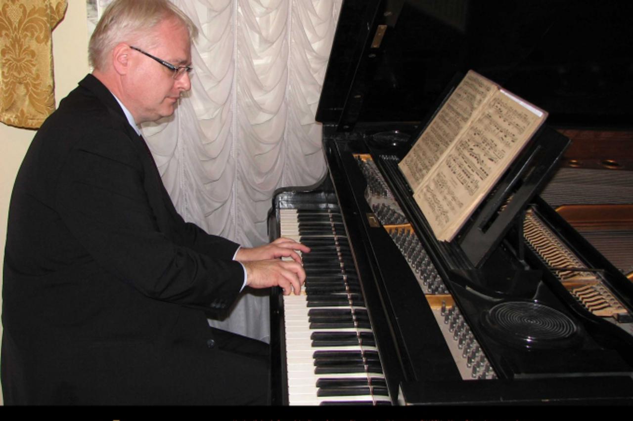 '07.12.2009., Pozega - Predsjednicki kandidat Ivo Josipovic u ponedjeljak je obisao pozeski kraj. U Pozegi se sastao s celnistvom grada i pozezanima. Za vrijeme boravka u Gradskoj kuci na klaviru je o