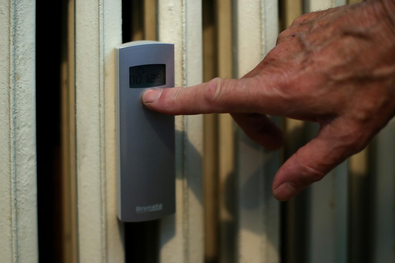 01.08.2013., Zagreb - Ne bi li ustedjeli, stanari jednog dijela Mamutice ugradili su razdijelnike za grijanje i brojila za potrosnju vode. Radoje Zecevic pokazuje u svome stanu kako razdjelnici i brojila izgledaju. Photo: Sanjin Strukic/PIXSELL