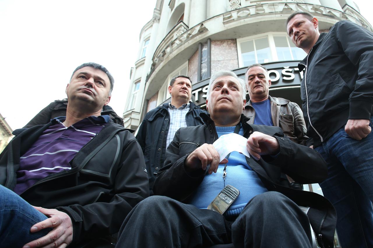 24.03.2015., Zagreb - Predstavnici branitelja na celu sa Djurom Glogoskim i Josipom Klemom u Hrvatskoj postanskoj bancii uplatili su 8900 kuna za Imunoloski zavod. 