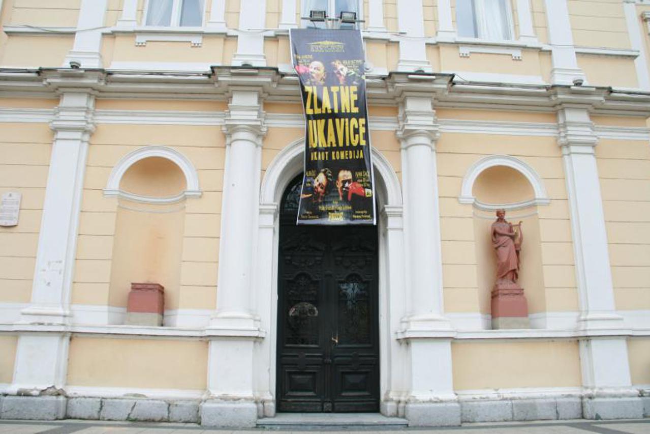 Vandali uništili statuu muze u karlovačkom gradskom kazalištu
