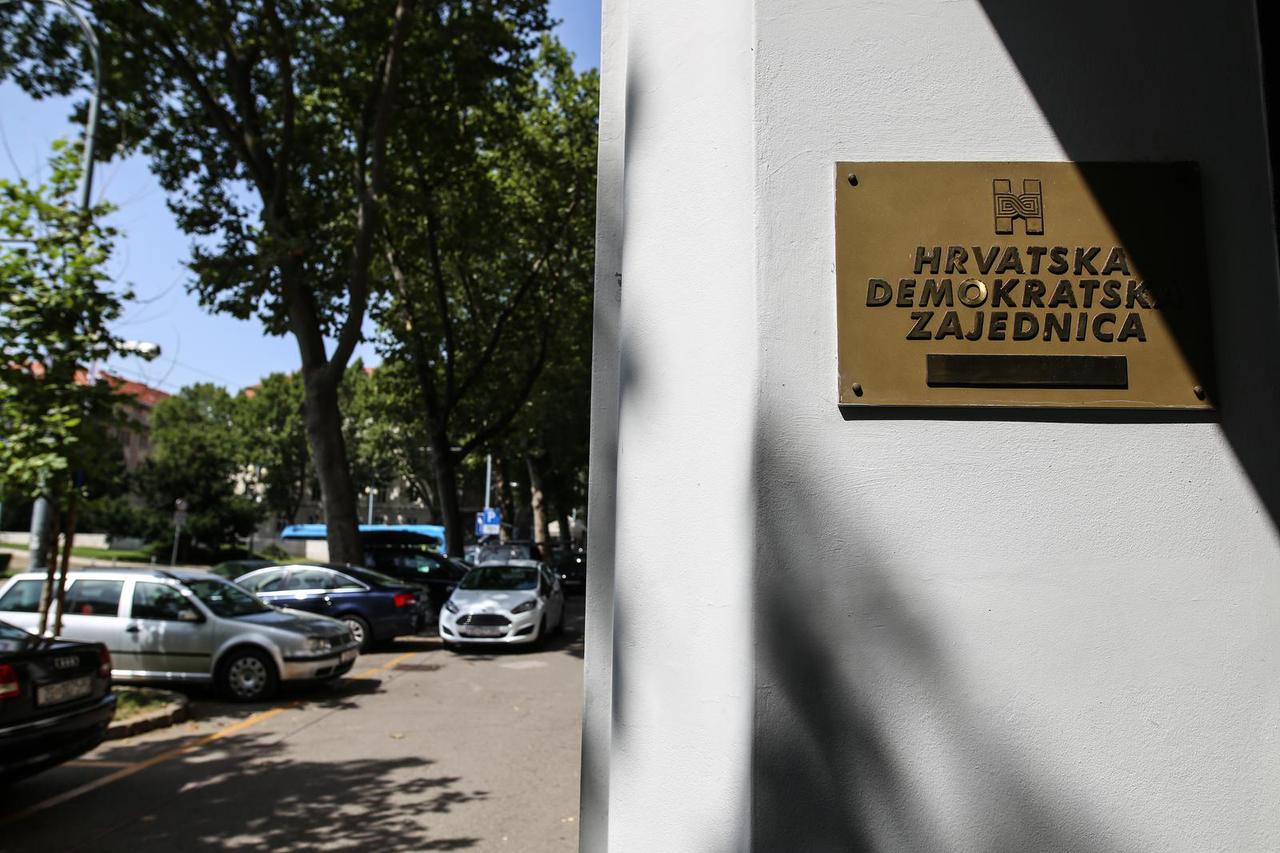 Zagreb. Plo?a s natpisom Hrvatska demokratska zejednica na ulasku u središnjicu stranke