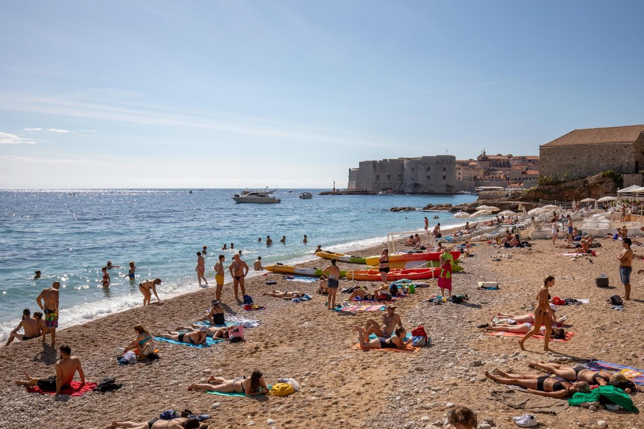 Dubrovnik: Plaža Banje još uvijek puna kupača
