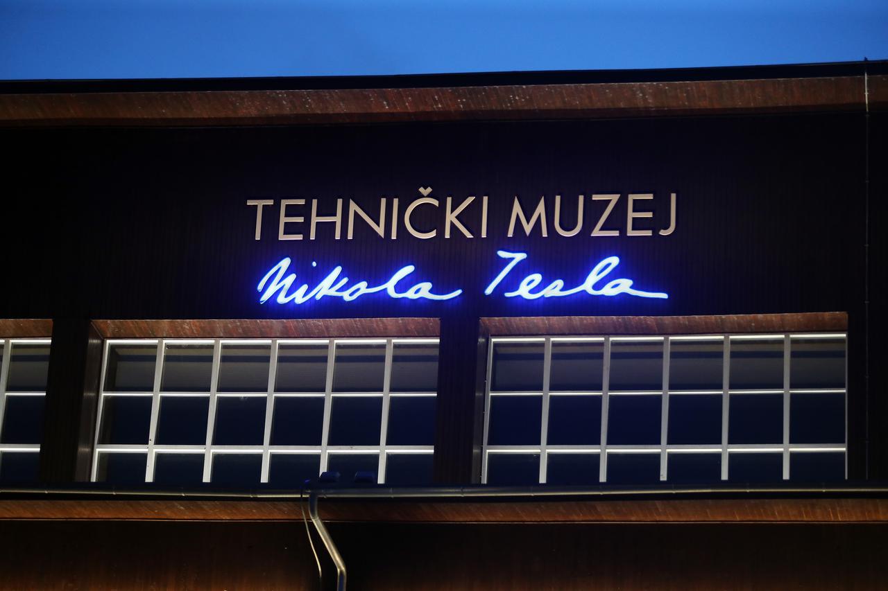 Zagreb: Bandić pustio u rad dekorativnu rasvjetu povodom 164. obljetnice rođenja Nikole Tesle