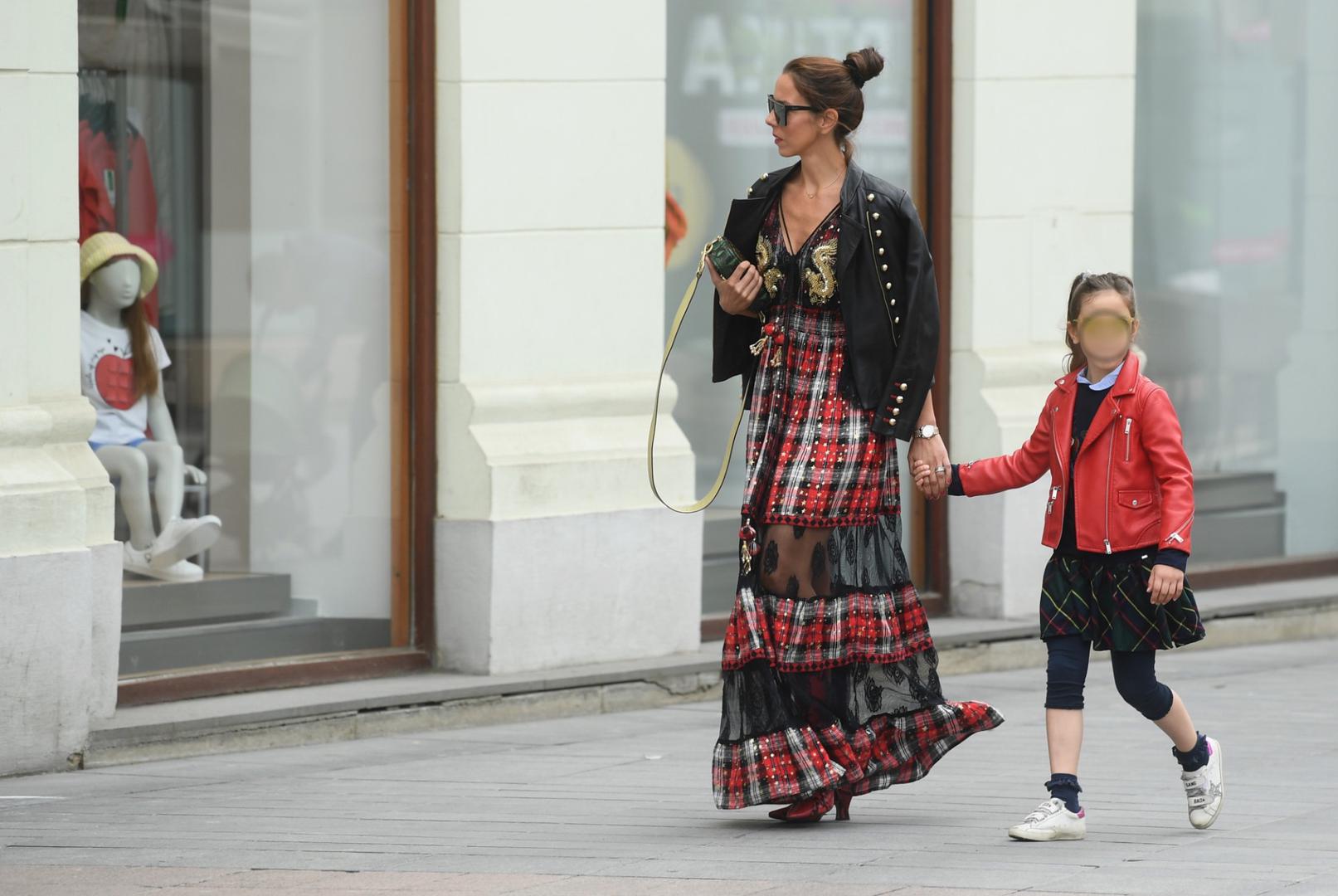 Olja Vori u društvu kćeri prošetala je danas centrom Zagreba i kao i uvijek privukla pažnju svojom modnom kombinacijom koju je uskladila s odjećom svoje kćeri.