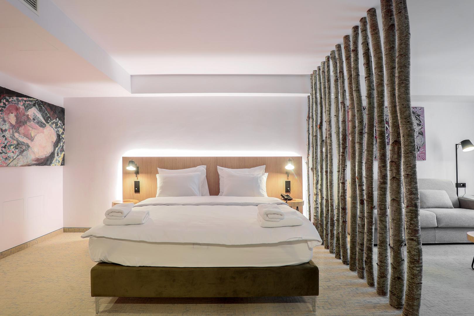 "Željeli smo povećati komfor naših gostiju, više nema jednokrevetnih soba. Sve je rađeno s idejom da boravak u Risnjaku bude ugodan, topao i moderan", dodao je Kraljević.

