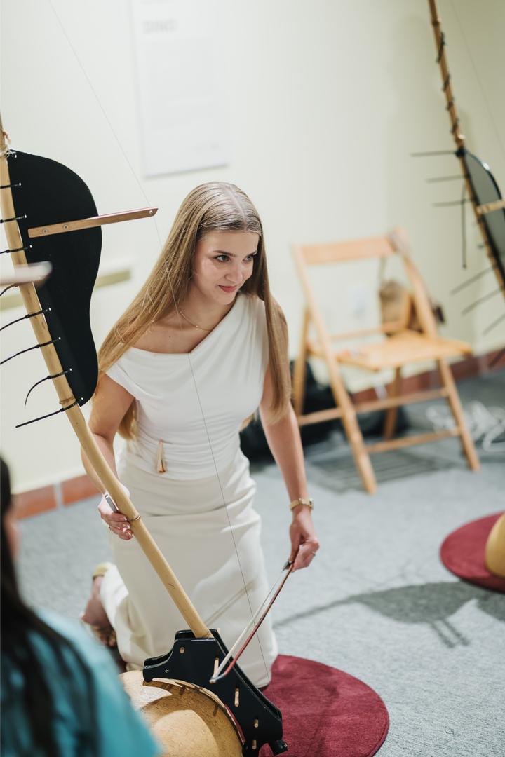 Izložba je otvorena od srijede do nedjelje od 10 – 18 sati dok je ponedjeljkom i utorkom posjet moguć samo uz prethodnu najavu i rezervaciju. Povoljan paket ulaznica u kombinaciji s ulaznicom za dvorac mogu se kupiti na blagajni muzeja Dvor Trakošćan, a ulaz za djecu do 7 godina je besplatan