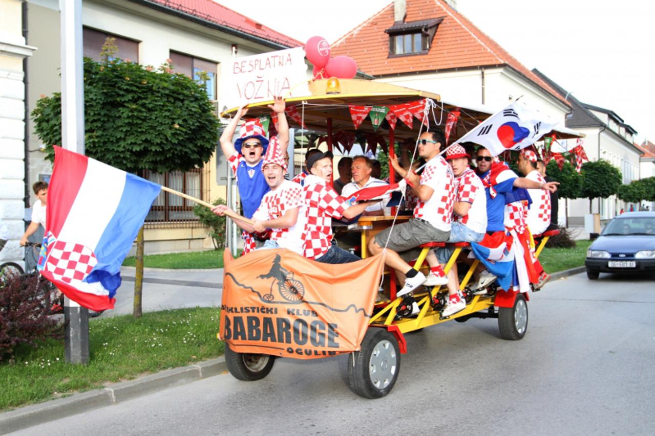 '10.06.2012. Ogulin - Navijaci hrvatske nogometne reprezentacuje uoci utakmice Hrvatska - Irska na Euru centrom Ogulina propeljali su se na neobicnom vozilu nazvano Pivo-bike. Photo: Kristina Stedul F