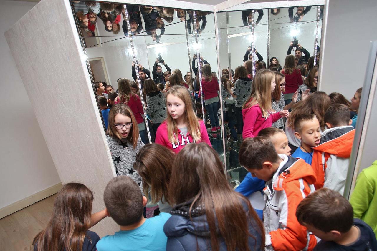 24.10.2014., Zagreb - Ucenici iz Tehnicke skole Nikola Tesla posjetili su u Klovicevim dvorima izlozbu Volim matematiku. Photo: Sanjin Strukic/PIXSELL