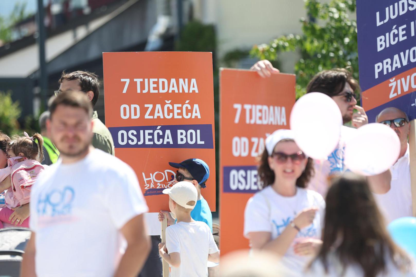 Sudionici su nosili brojne transparente s različitim porukama.