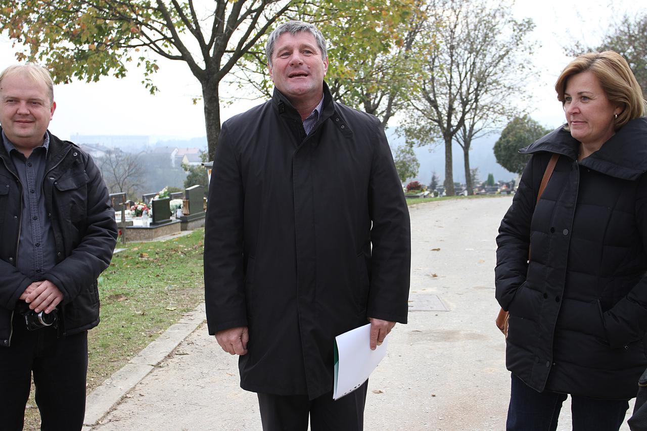 29.10.2014., Karlovac - Na karlovackim grobljima uzurbano se priprema za Dan Svih Svetih. Radnici tvrtke Zelenilo rade na uredenju novog polja na gradskom groblju Jamadol, kojeg je obisao direktor tvrtke Stjepan Turkovic. Denis Jurkovic, Stjepan Turkovic 