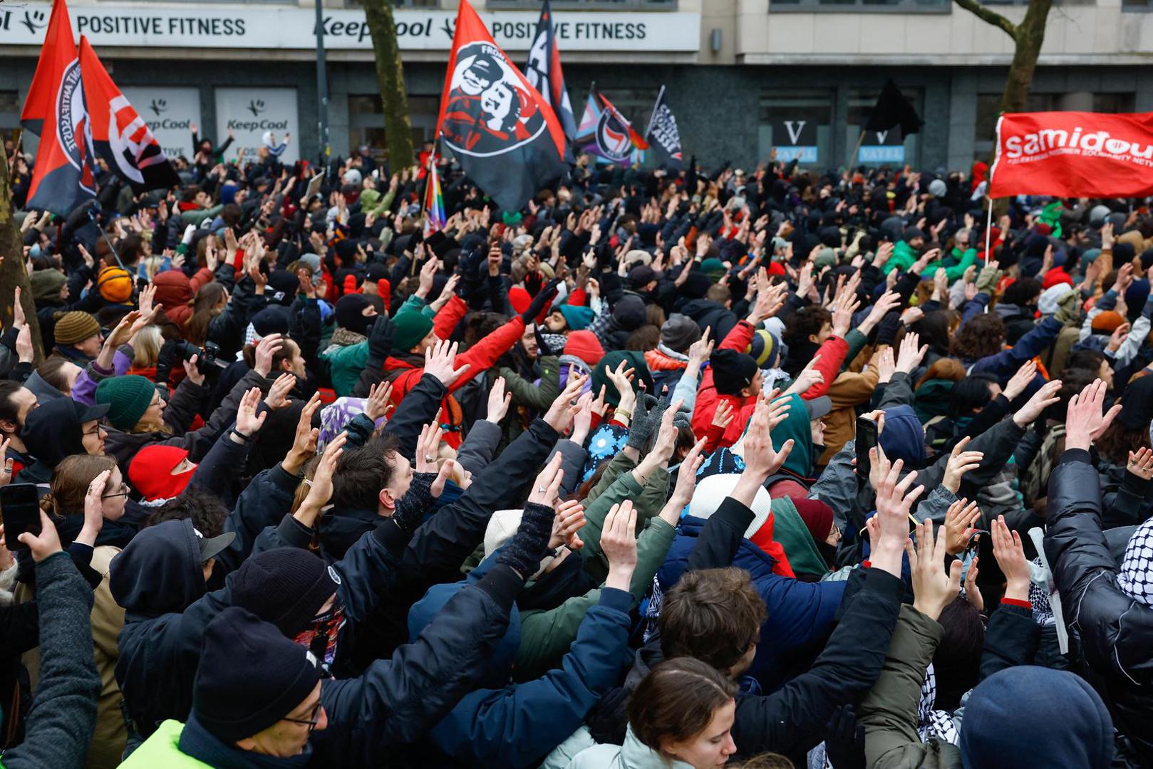 Protesters gesture as others hold flags during a demonstration by trade unions and workers, at a national strike demanding stronger public services in Brussels, Belgium February 13, 2025. REUTERS/Stephanie Lecocq Photo: STEPHANIE LECOCQ/REUTERS
