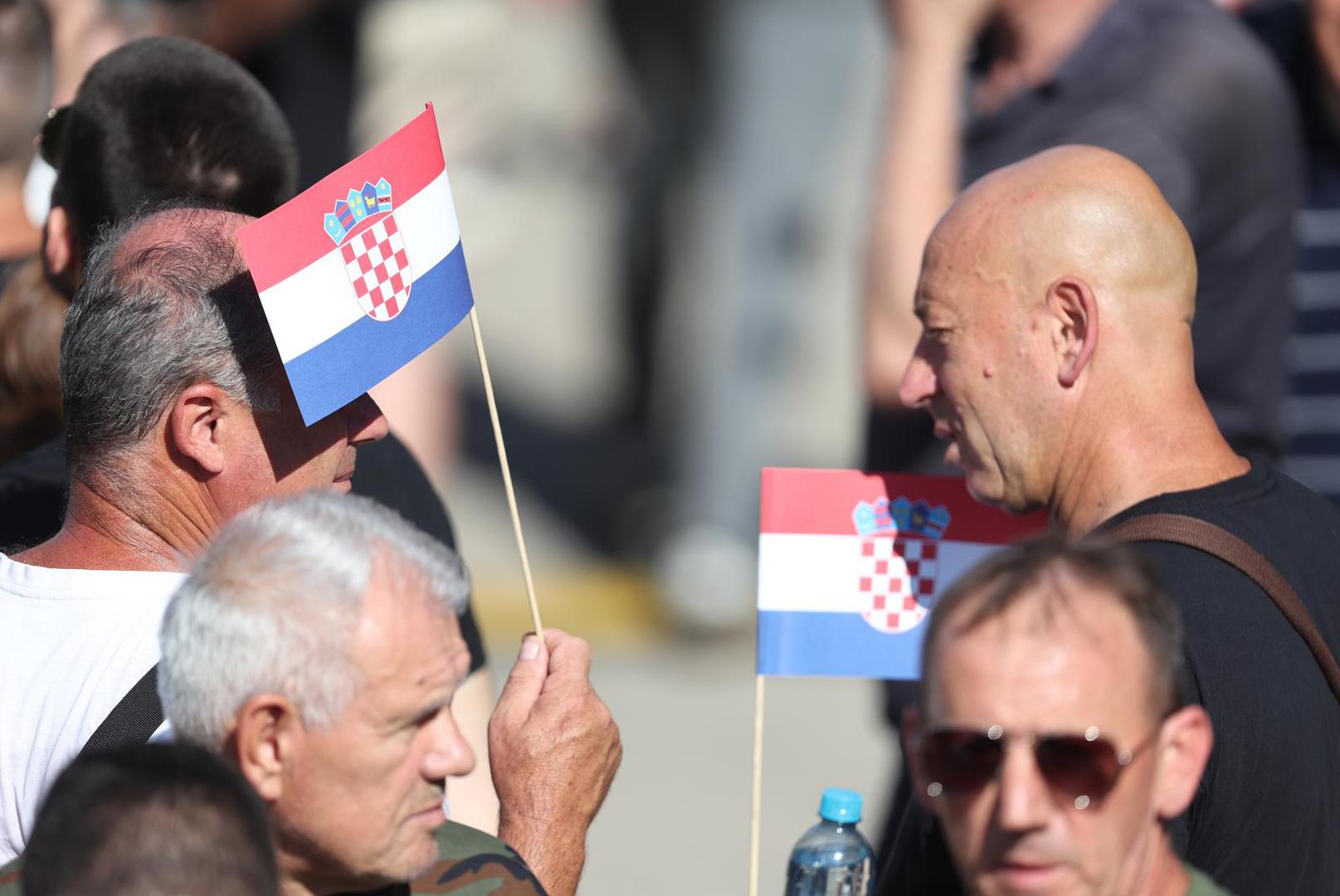 Građani će moći izbliza vidjeti više od 500 borbenih i neborbenih vozila. Osim već poznatih tenkova M-84 i samohodnih haubica Panzerhaubitze 2000, posebnu pažnju privući će tehnika koja se prvi put prikazuje javnosti – uključujući američke borbene oklopnjake Bradley, posuđeni njemački tenk Leopard 2A6 te tursku bespilotnu letjelicu Bayraktar TB2, čija isporuka Hrvatskoj tek slijedi.