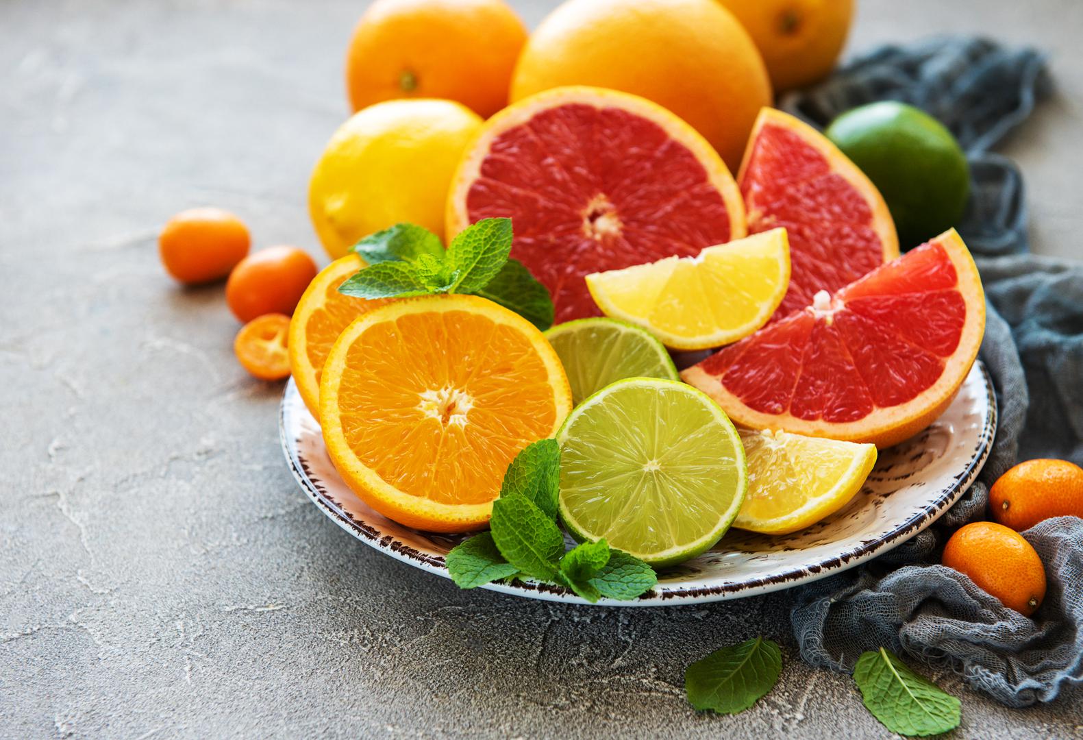 Citrusi: Citruse, koji se smatraju snažnim mirisom, mrze štakori i miševi, a nalaze se u kori limuna, naranče i grejpa. Korištenje mirisa citrusa moglo bi biti vrlo učinkovito u držanju štakora i miševa podalje od vašeg doma i vrta.