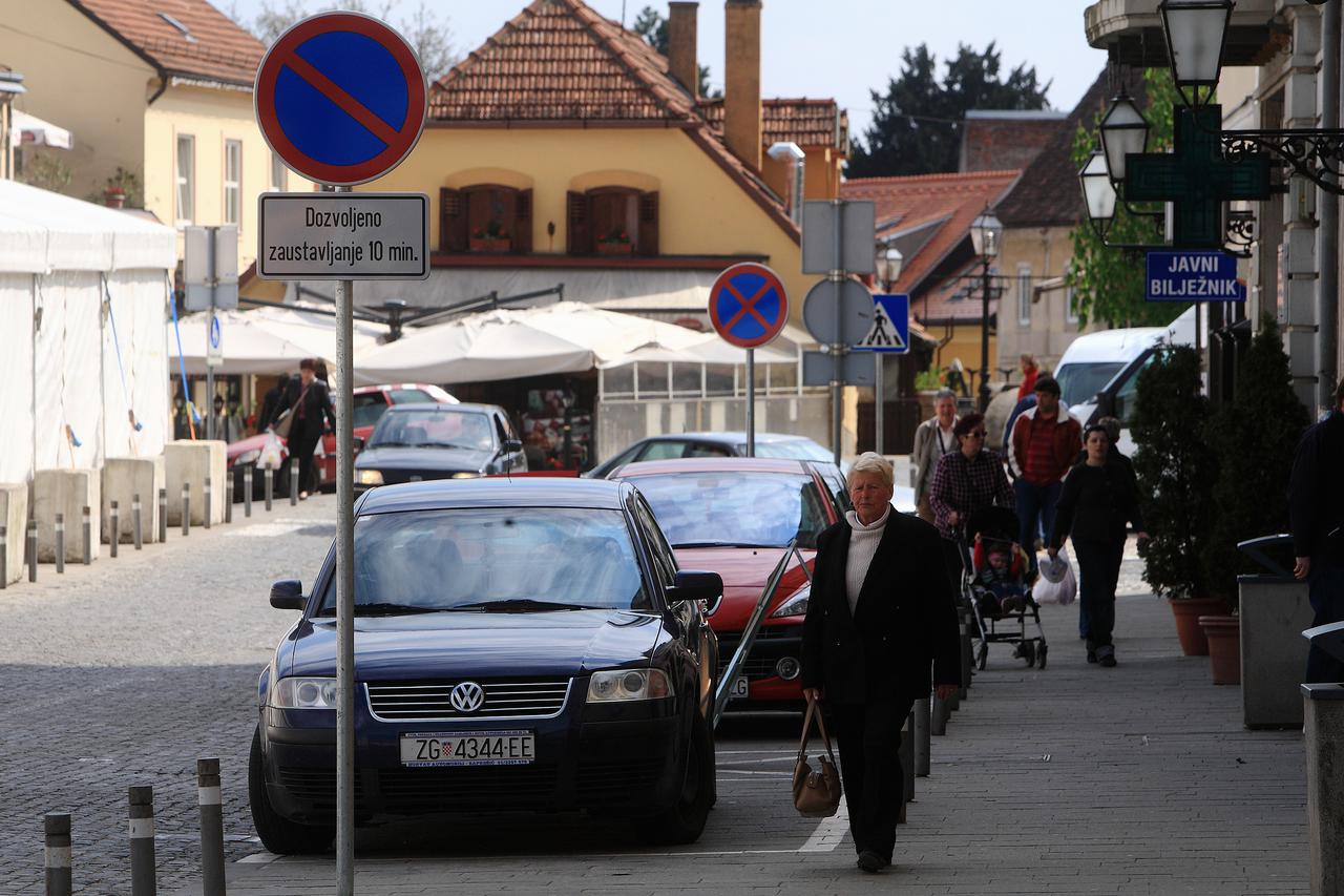 15. 04..2011., Samobor -  Uskoro ce se naplacivati parkiranje na ugibalistima na Trgu Kralja Tomislava u Samoboru gdje se dosad moglo zaustavljati najduze na deset minuta. Photo: Zeljko Hladika/PIXSELL
