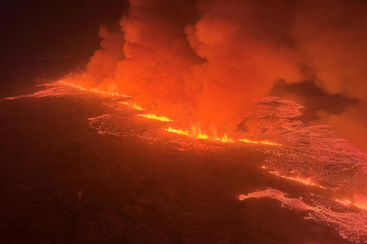 Volcano erupts in the Reykjanes Peninsula