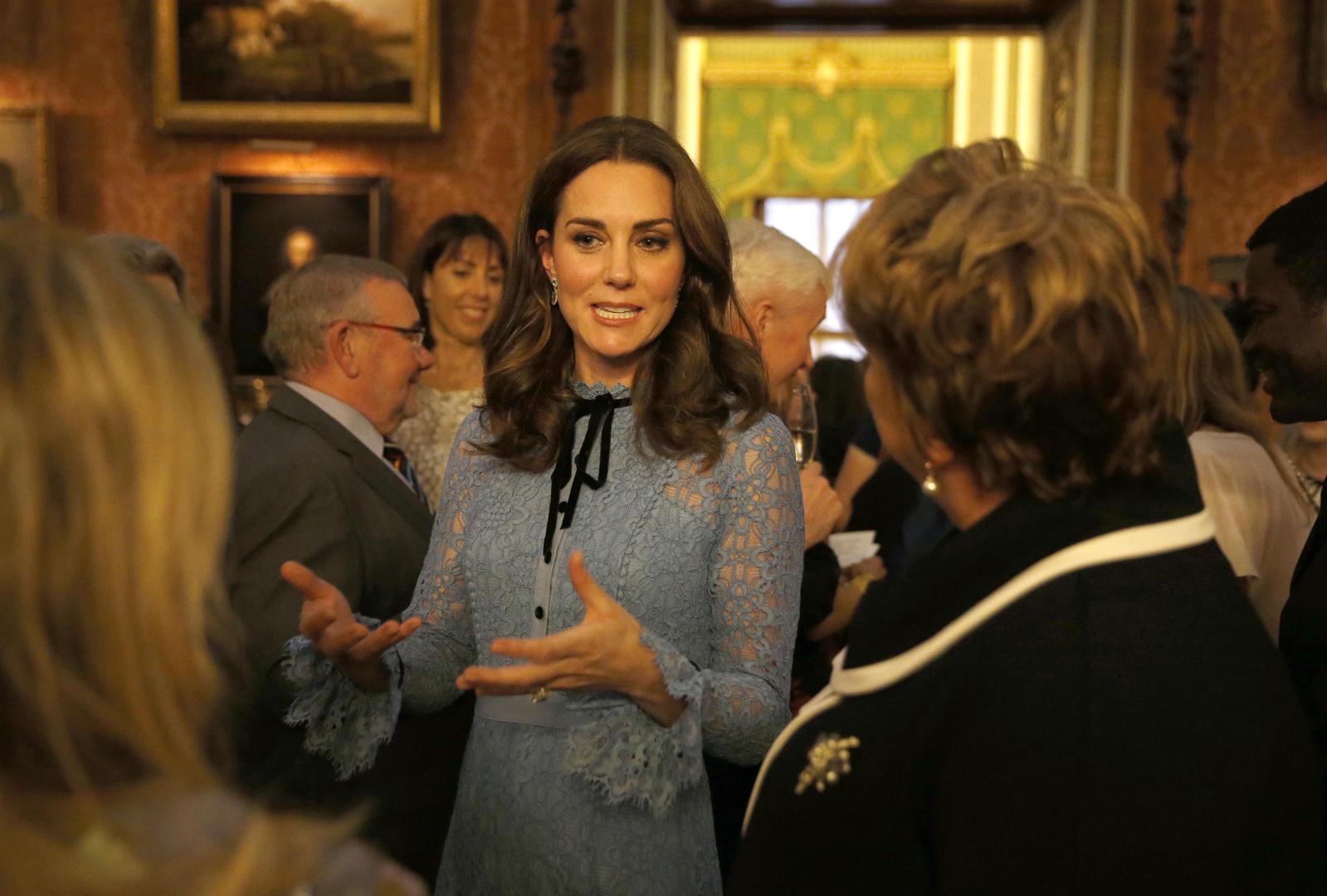 Otkako je prije mjesec dana objavljena vijest da je Kate Middleton treći put trudna vojvotkinja od Cambridgea nije se pojavljivala u javnosti jer se bori s mučninama.