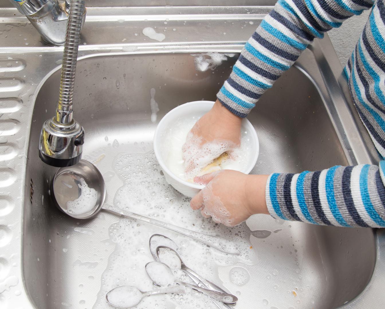 Sudoper - Ostaci hrane nerijetko ostanu u otvoru sudopera i prava su podloga za razvijanje bakterija. S vremena na vrijeme sjetite se očistiti i odvod sudopera kako biste spriječili neželjene mirise i eventualne zdravstvene probleme. 