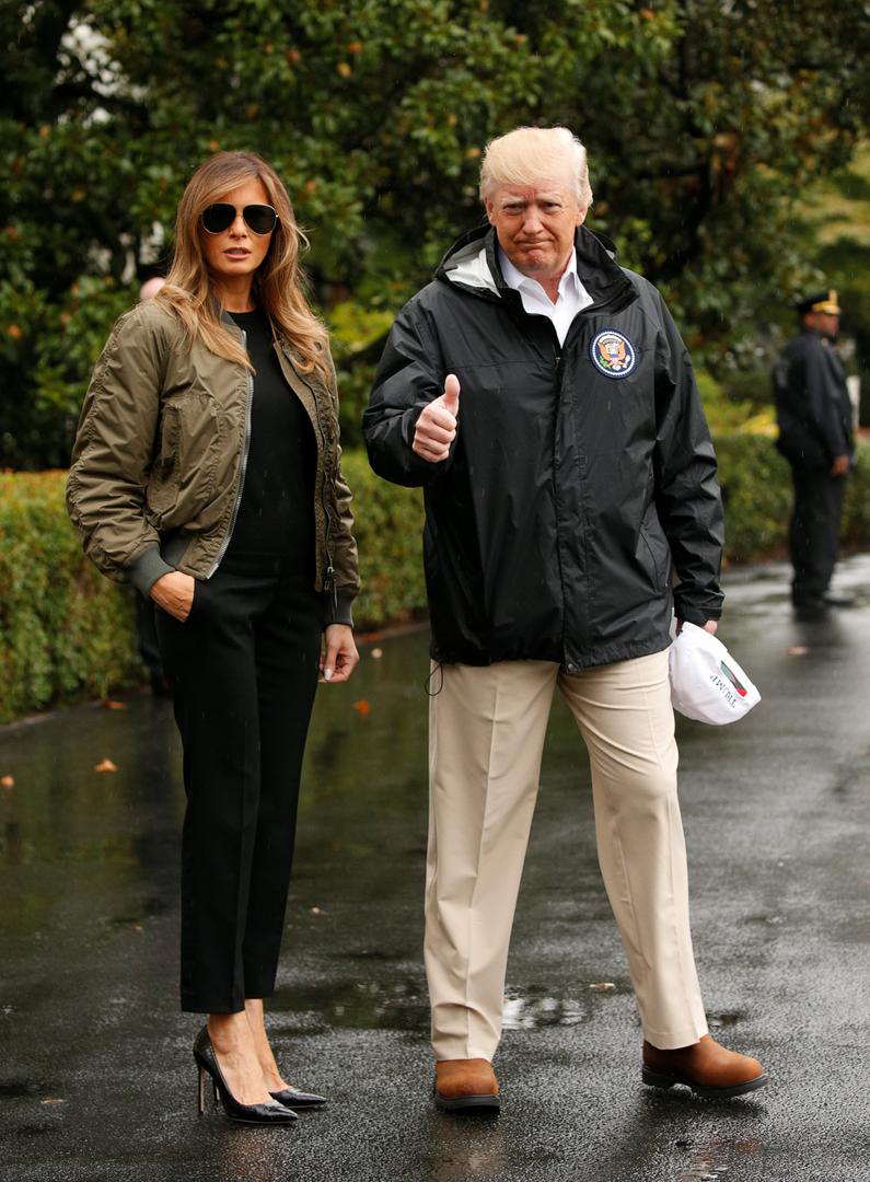Njezin suprug, bez kravate, pripremio se za kišu, odjenuvši vjetrovku s predsjedničkim logom i čvrste planinarske cipele, vjerojatno nepromočive.