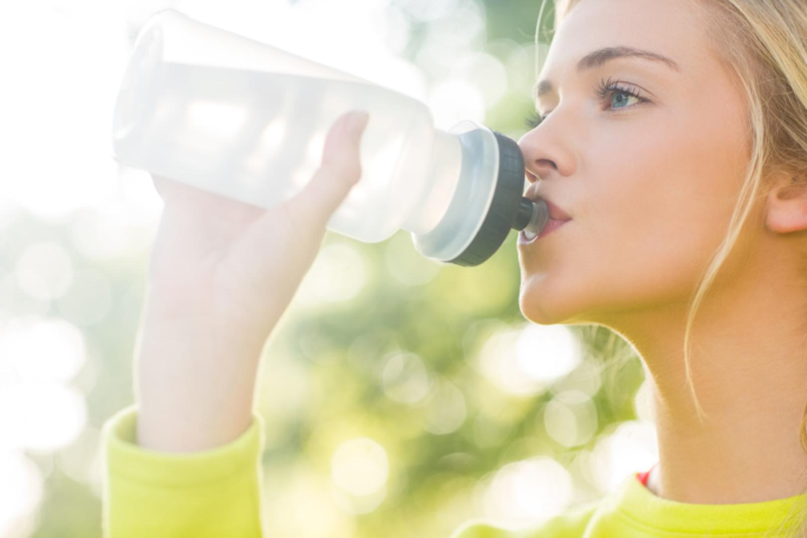Ako želite izgubiti neželjene kilograme, hidratacija organizma je vrlo važan korak i pomaže u bržoj eliminaciji masnih naslaga. 