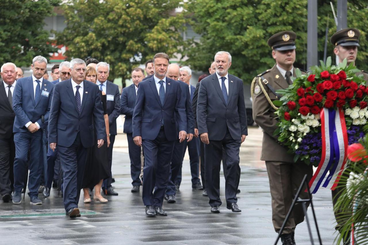 Knin: Polaganje vijenaca kod spomenika Hrvatske Pobjede Oluja 95