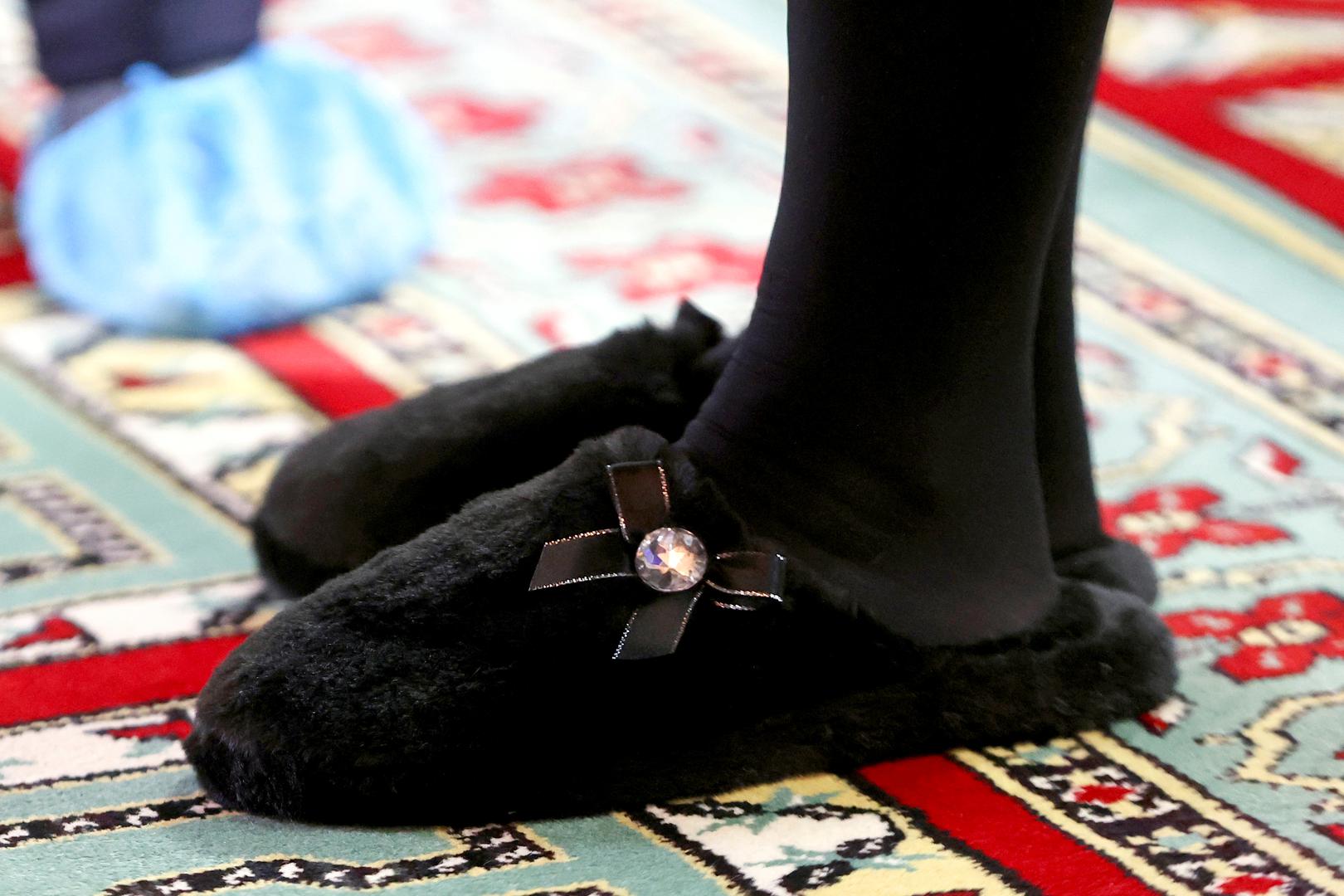 Camilla je odabrala crne čupave papuče marke Pour Moi čija je cijena 160 kuna.