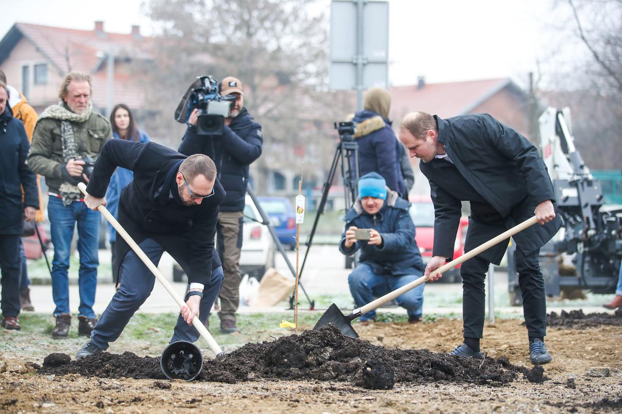 Tomaševi? i Korlaet simboli?no  zasadili  vo?ku u prvom zagreba?kom urbanom vo?njaku