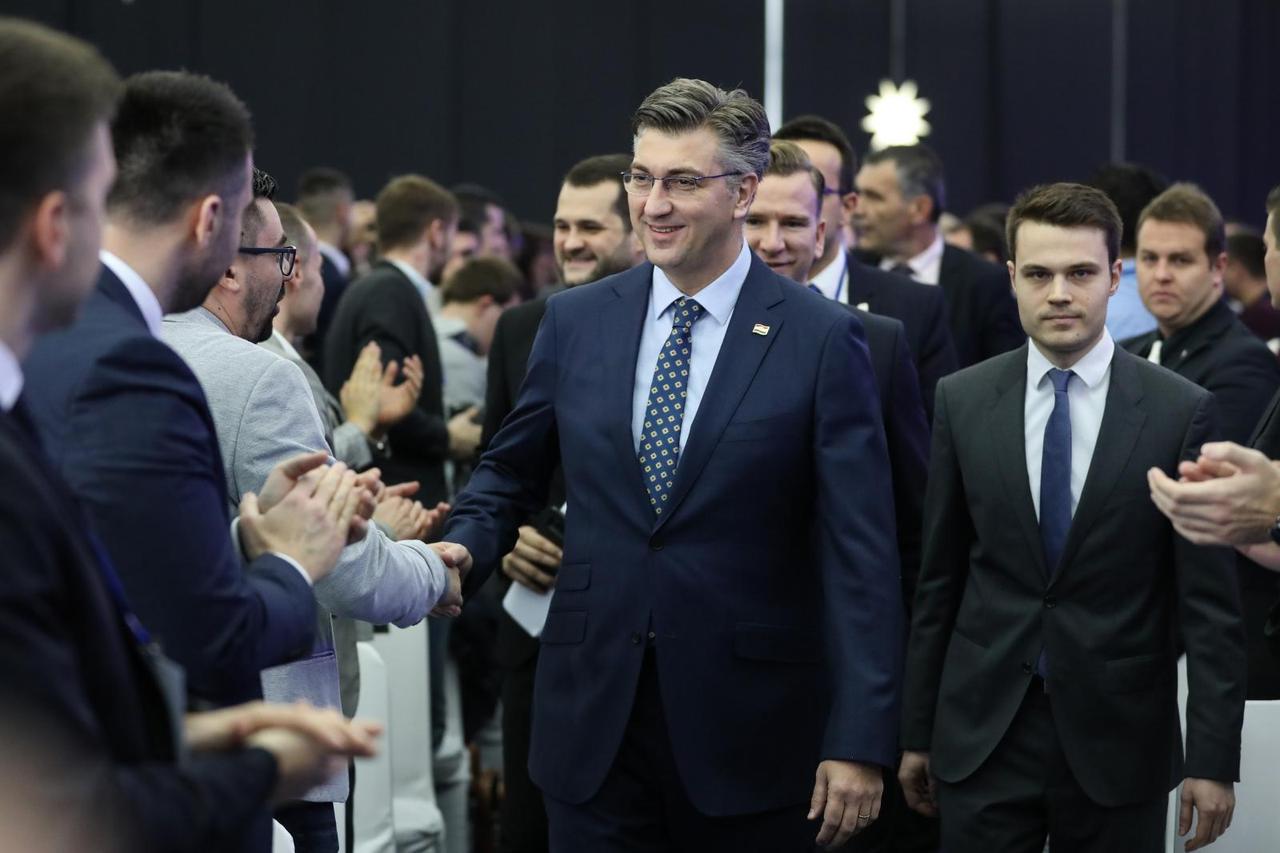 Nije bilo protukandidata pa je za šefa Mladeži HDZ-a glatko prošao Ivan Vidiš (na slici desno)